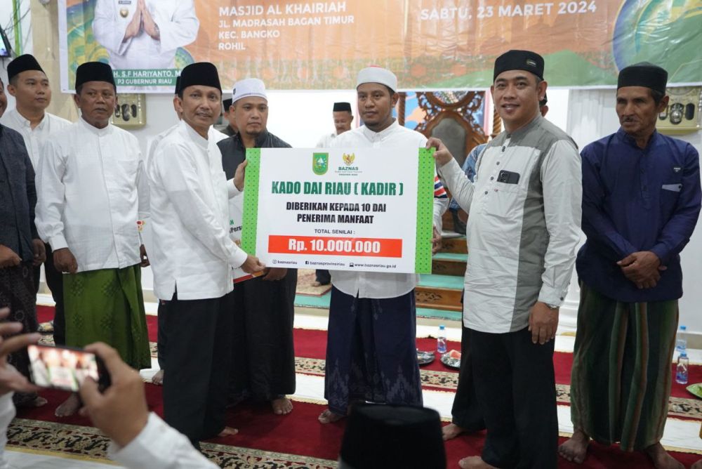 Safari Ramadan di Rohil, Pj Sekda Riau Indra Serahkan Bantuan