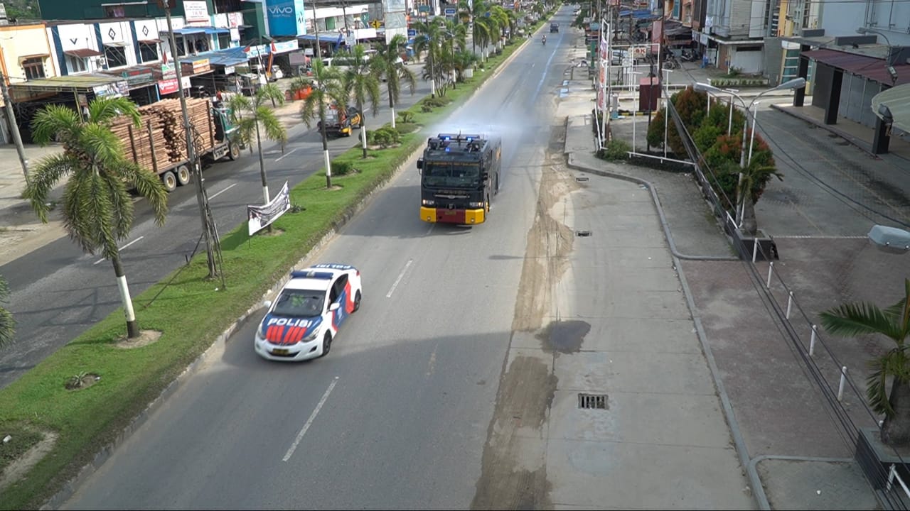 Polres Pelalawan Kembali Semprot Disinfektan ke Jalan