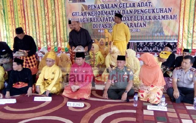 Sukiman Lantik Ketua Adat Luhak Rambah, Gelar Baginya Malah Dibatalkan