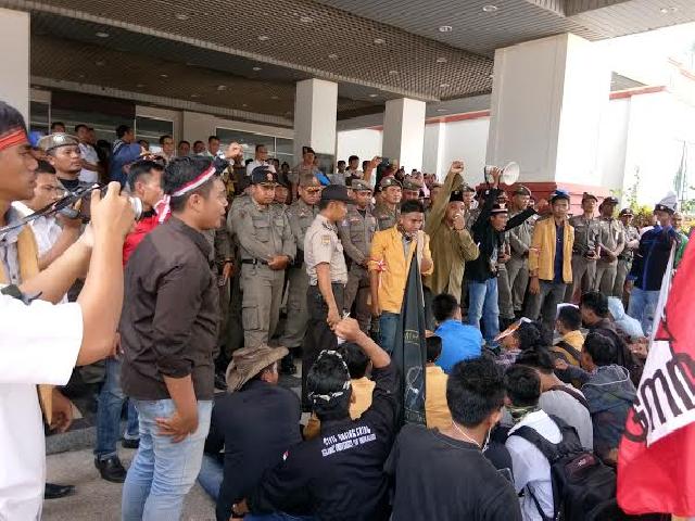 Setelah Kantor Bupati, Aksi Protes Kenaikan Harga Kelapa Berlanjut ke Gedung DPRD Inhil
