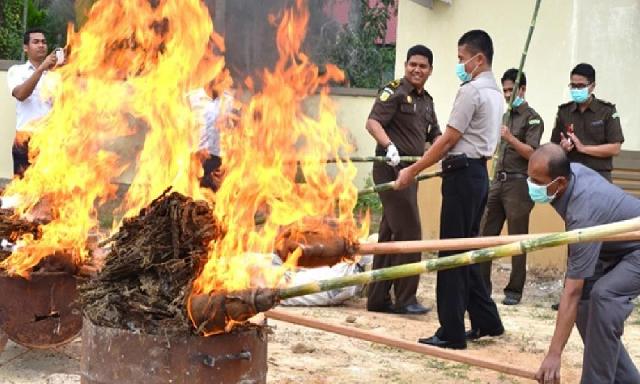 Kejari Musnahkan Barang Bukti