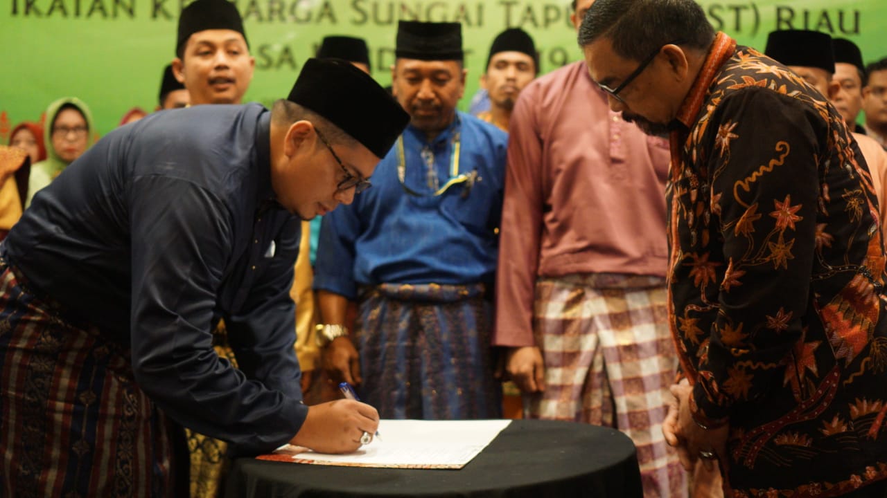 Dikukuhkan Wagubri, Sapaat Kembali Pimpin IKST Riau Periode 2019-2022