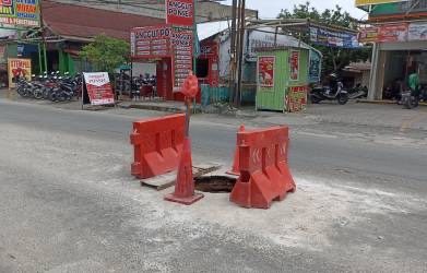 Sekdaprov SF Hariyanto Minta Kontraktor Perbaiki Jalan Dengan Sempurna