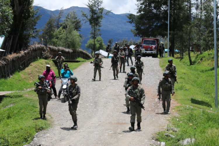 Polisi Buru 5 Pelaku Pembunuhan Brimob di Bintuni Papua Barat