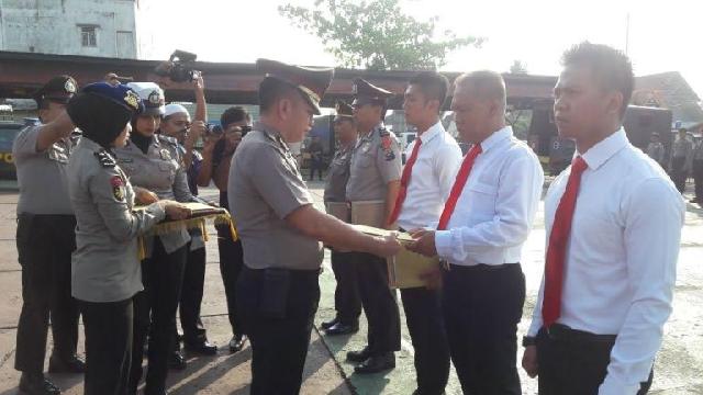 10 Personel Polres dan 2 TNI Inhil Terima Penghargaan