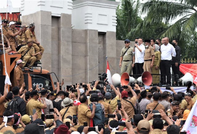 Dasco Temui Perangkat Desa yang Unjuk Rasa di Depan Gedung DPR