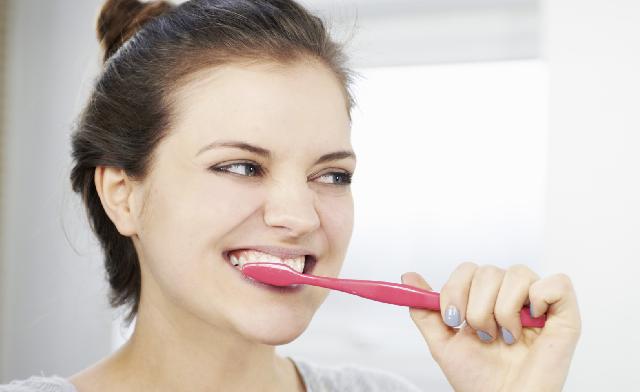 7 Kebiasaan Menyikat Gigi yang Salah