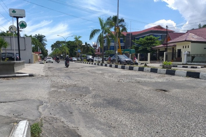 Banjir Sebabkan Jalan Pattimura Pekanbaru Banyak Berlubang