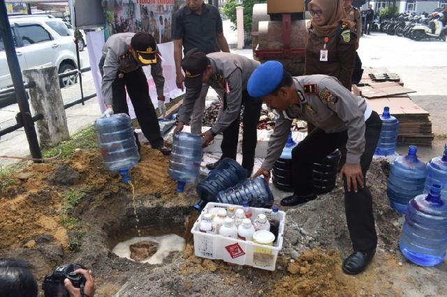 Polsek Limapuluh Musnahkan Ribuan Botol Miras Oplosan