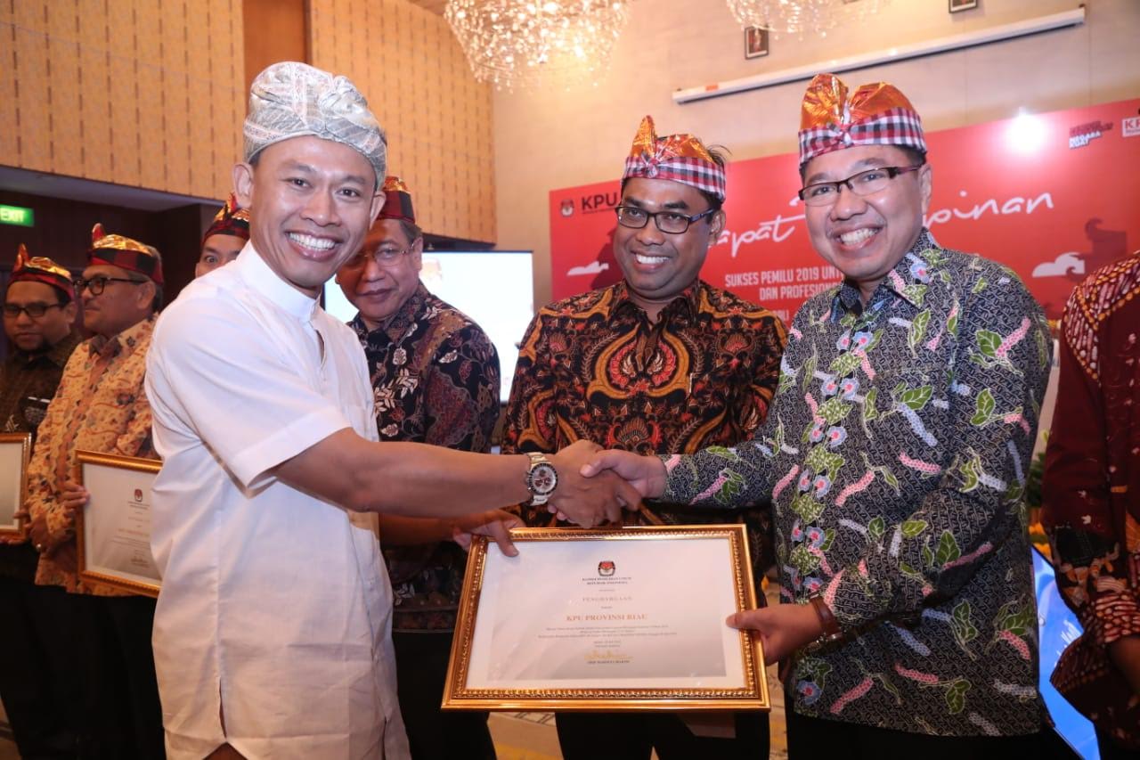 KPU Riau Terima Penghargaan Terbaik dari KPU RI