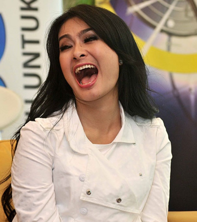 Iis Dahlia Pegang Semua Gaji Suaminya