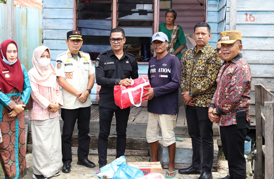 Bupati Asmar Tinjau Korban Angin Kencang