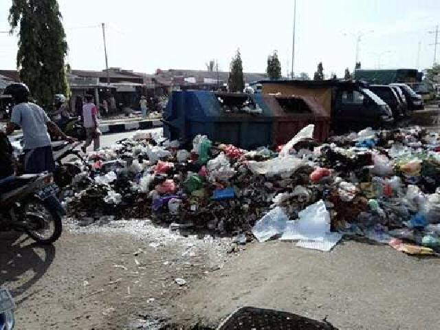Sepekan Tak Diangkut, Pasar Perawang Jadi Lautan Sampah