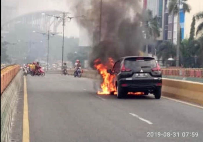 Lagi, Mobil Mitsubishi Xpander Hangus Terbakar di Pekanbaru