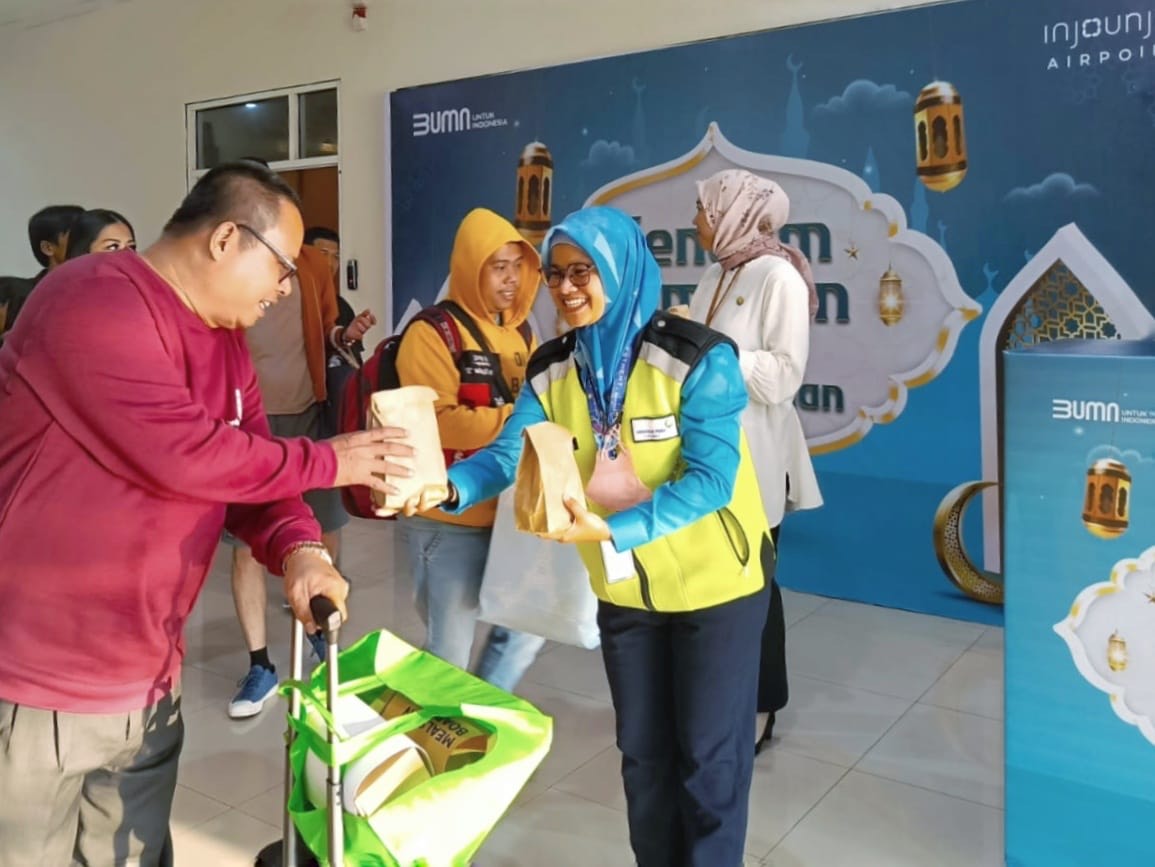 PT Angkasa Pura II Bagikan 1.450 Takjil Gratis di Bandara SSK II Pekanbaru