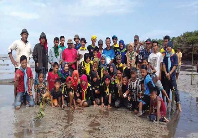 3 Organisasi Mapala Tanam Mangrove