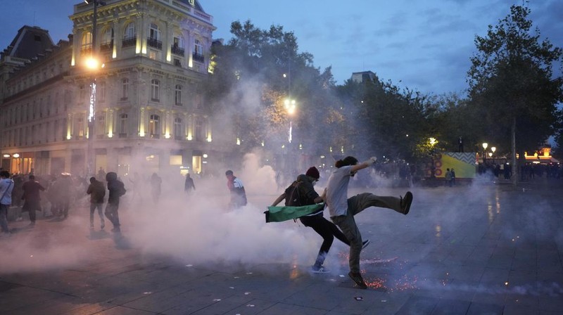 Demonstran Pro-Palestina di Paris Dibubarkan Polisi pakai Gas Air Mata