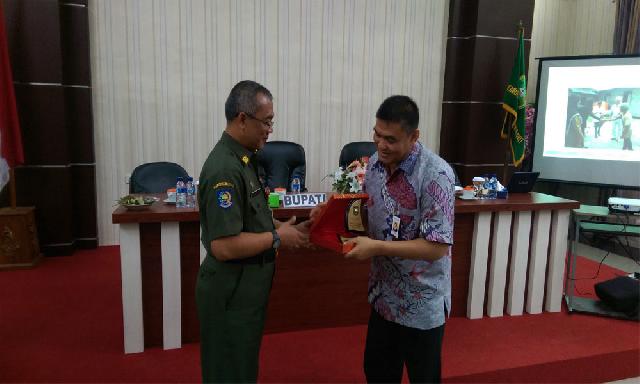 Pj Bupati Imbau Warga Naikkan Bendera