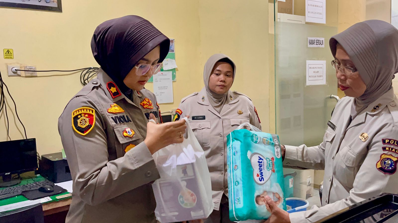 Ditemukan di Pinggir Ruko Dirawat di RS Bhayangkara, Kapolsek Kompol Viola Belikan Perlengkapan Bayi