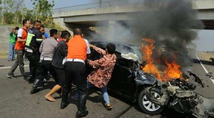 Anies Bantu Urus Jenazah Korban Mobil Terbakar di Tol Cipali