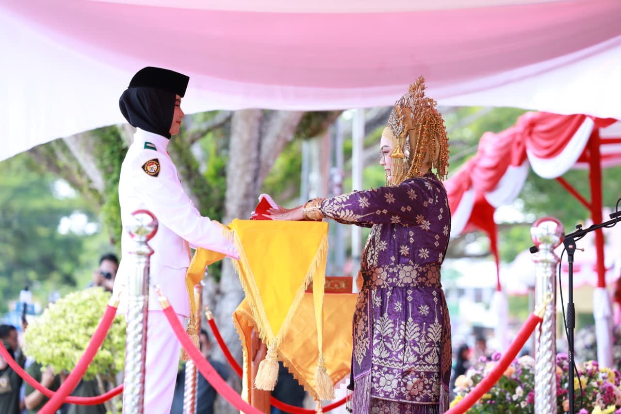 Upacara HUT ke-80 RI, Bupati Afni Tampil dengan Pakaian Adat Melayu