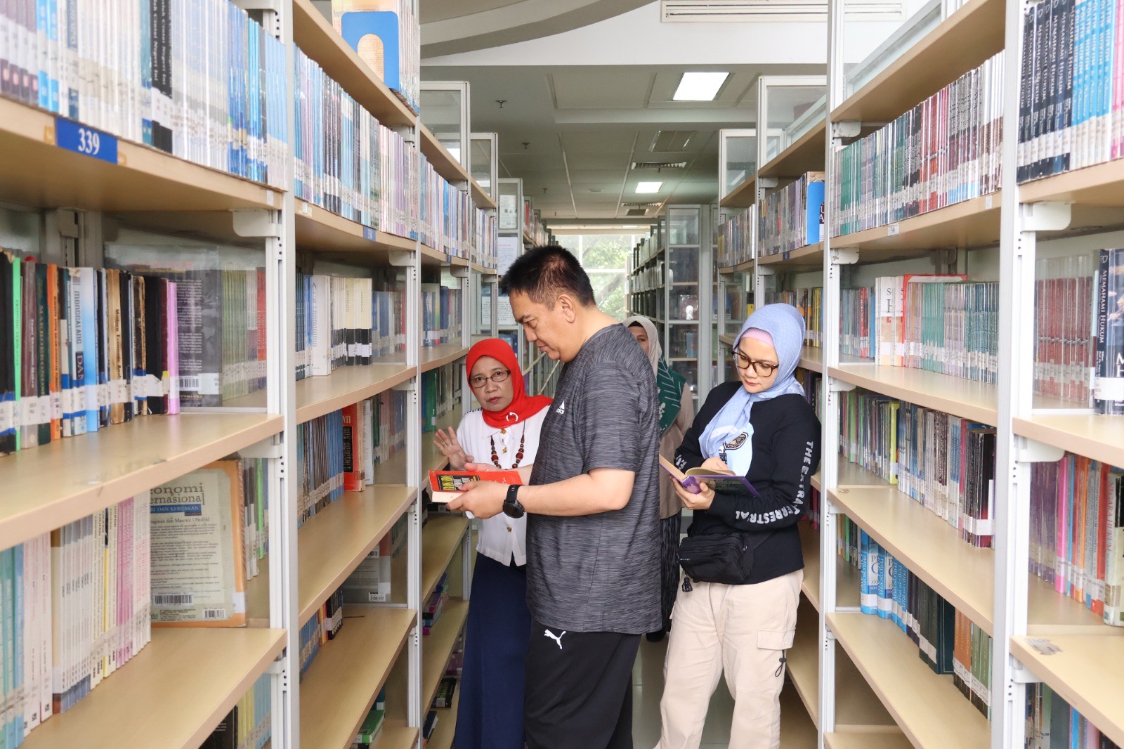 Berkunjung ke Pustaka Soeman HS, Kapolda Riau Irjen Iqbal: Buku Sumber Ilmu