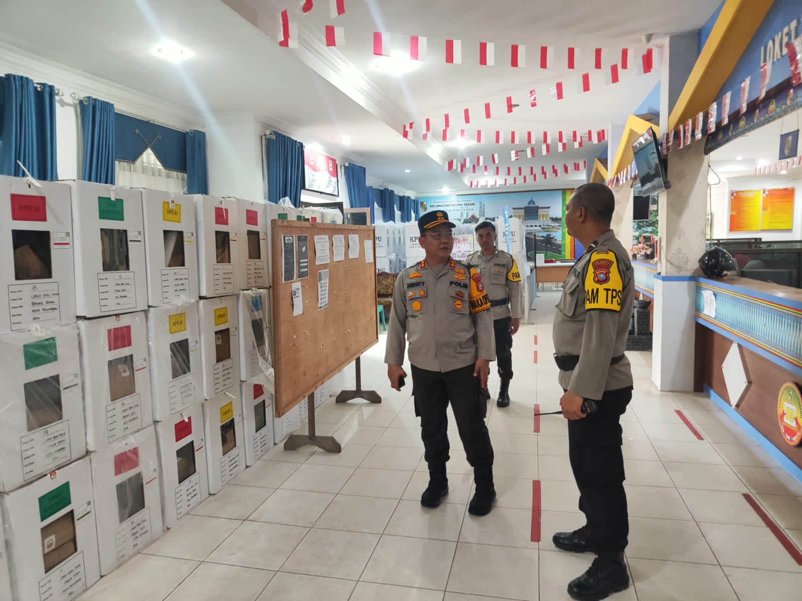 Pastikan Kelancaran Pemilu, Wakapolresta Pekanbaru AKPB Henky Tinjau Gudang Logistik Payung Sekaki