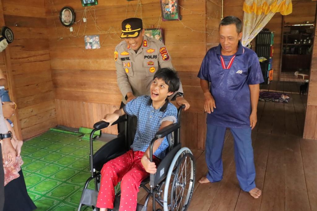 Kunjungi Penyandang Disabilitas, Kapolres Meranti Berikan Bantuan Kursi Roda buat Rara