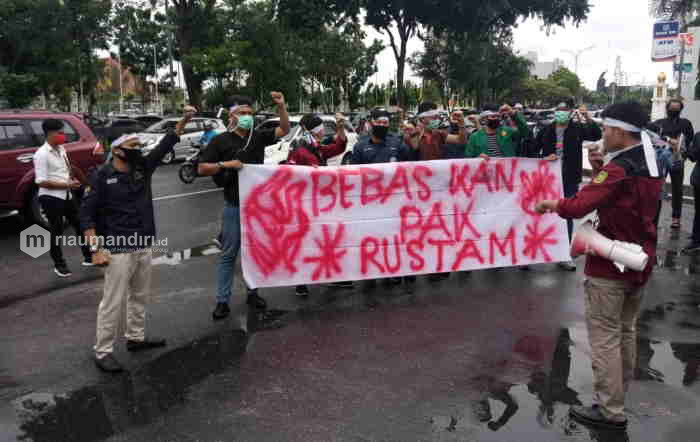 Mahasiswa Meranti Demo Kejati Riau Minta Kejelasan Kasus Rustam