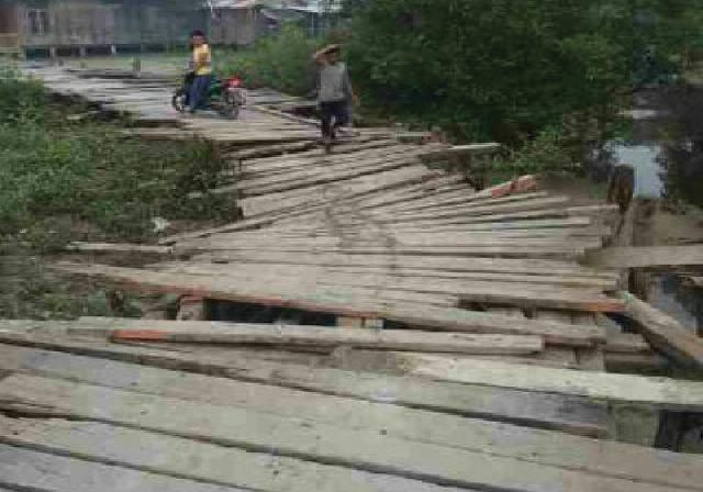 Warga Sinaboi Minta Perbaikan Jembatan