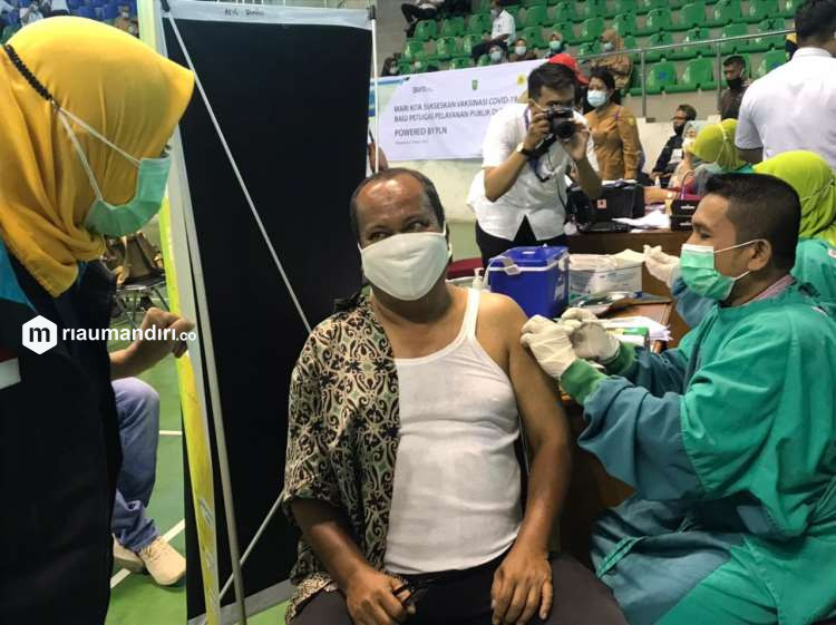 TNI Hingga Wartawan Antusias Ikuti Vaksinasi di Pekanbaru