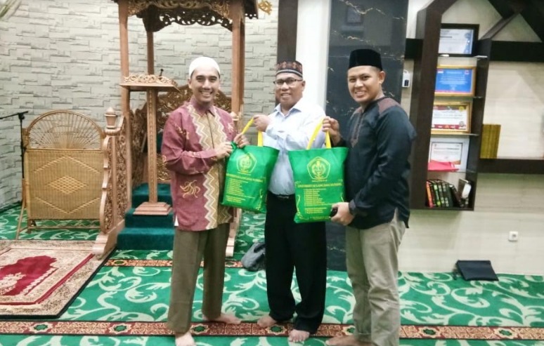 Unilak Wakafkan Perangkat Alat Salat kepada 12 Masjid di Pekanbaru