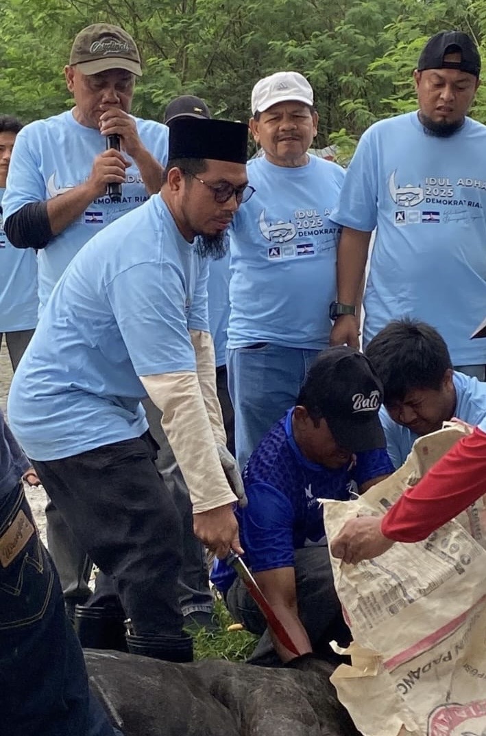 Demokrat Riau Sembelih Hewan Kurban: Kepedulian Kepada Sesama