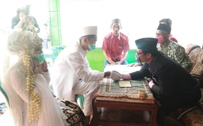 Nikah di Saat Corona Mewabah, Petugas KUA, Catin dan Wali Pakai Masker dan Sarung Tangan