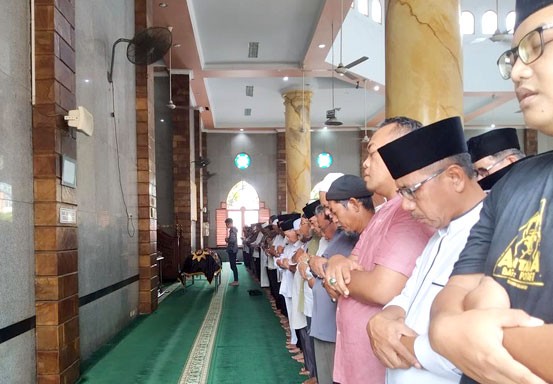 Ratusan Jamaah Salatkan Jenazah Fahmizal Usman di Jalan Taman Sari Pekanbaru