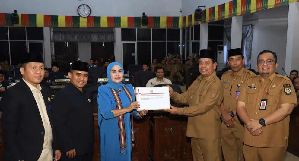 Pemkab Rohul Serahkan KUA-PPAS Perubahan 2025