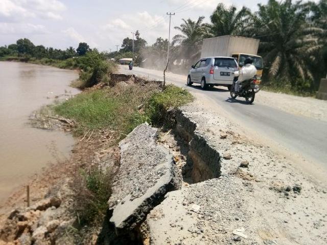 Kerusakan Jalan Provinsi di Inhu Semakin Parah dan Terancam Putus