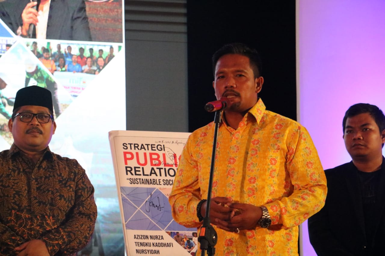Azizon Nurza Dkk Luncurkan Buku Strategi PR di Panggung Penobatan Duta Baca Unsyiah 2019
