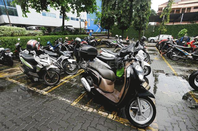 Enam Potensi Kerusakan Motor Berkendara Saat Hujan