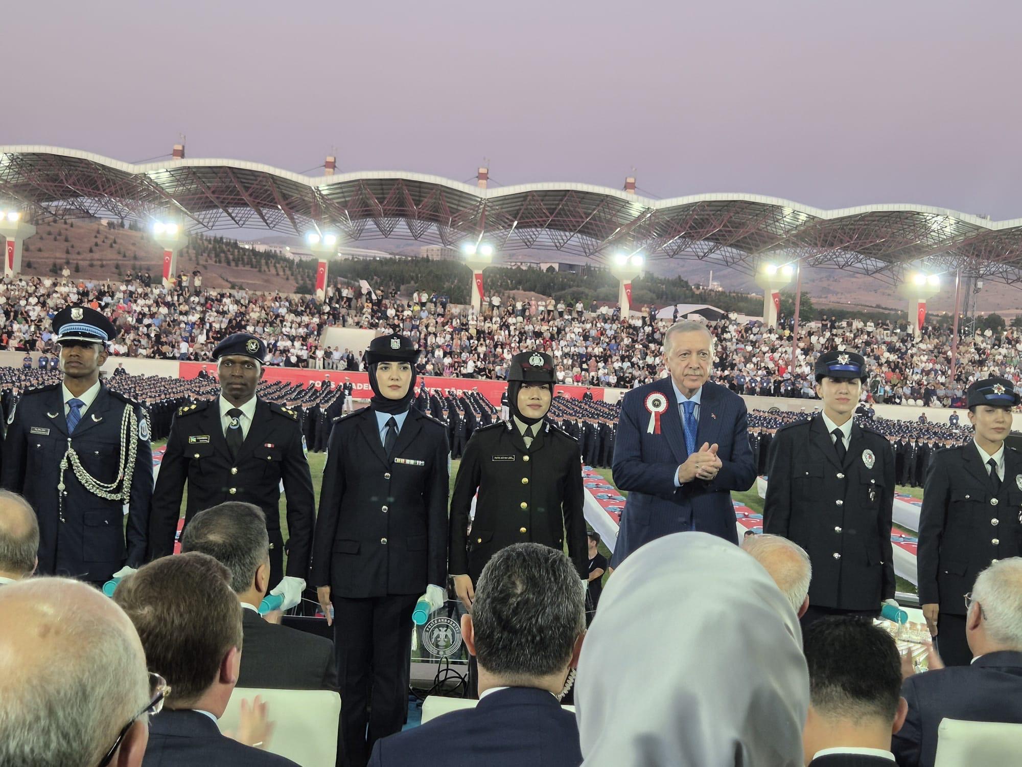 Dua Bintara Polwan Polda Riau Tuntaskan Pendidikan di Turki: Kelulusan Dilantikan Presiden Erdogan