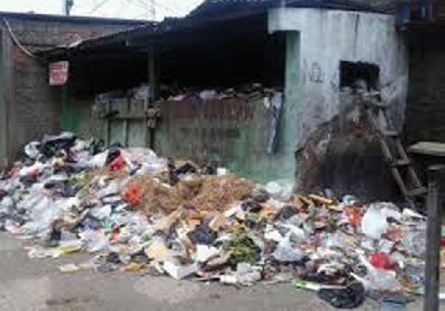 Sampah di Jalan Soebrantas Timbulkan Bau Busuk