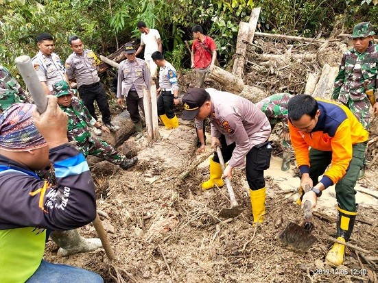 Dua Korban Tertimbun Longsor di Rohul Belum Ditemukan
