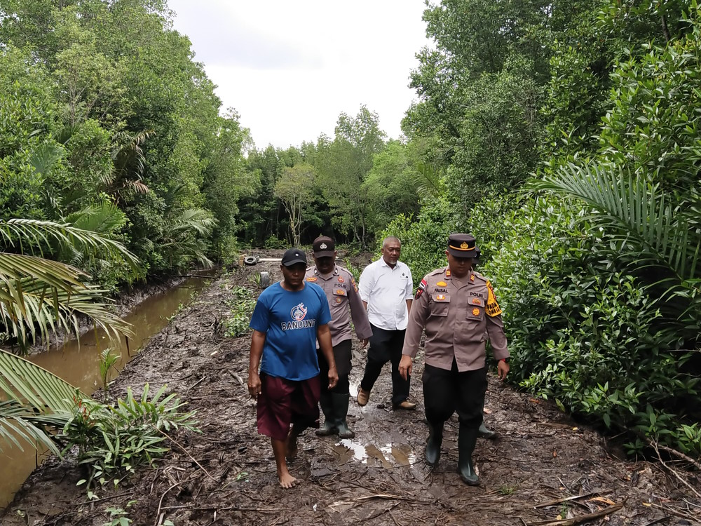 Tim Polsek Bengkalis Tembus Hutan Mangrove Sosialisasi Pemilu Damai