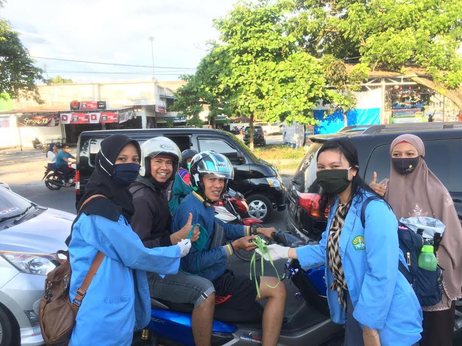 Mahasiswa Kukerta Relawan Covid-19 Unri Bagikan Masker ke Masyarakat Pekanbaru