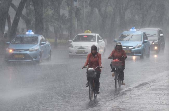 Waspada! Hari Ini Riau Diguyur Hujan Lebat Disertai Angin Kencang dan Petir