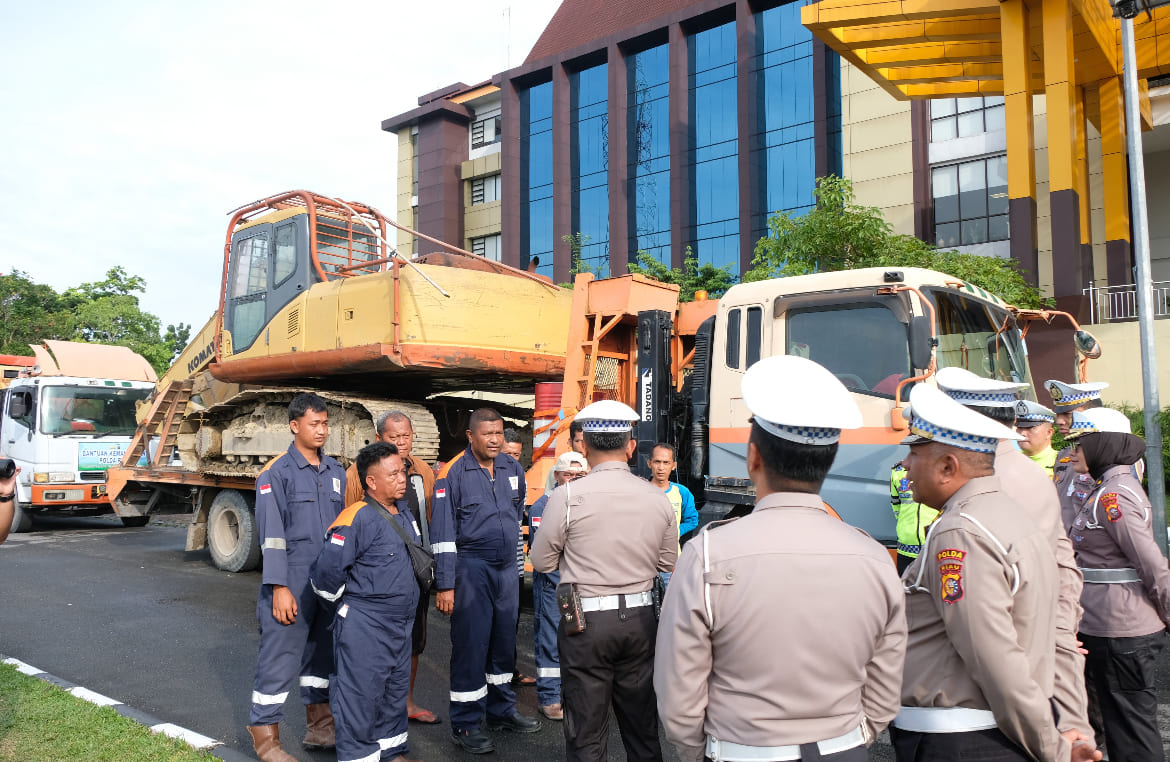 Polda Riau Kembali Kirimkan Bantuan Penanggulangan Pascabencana di Sumbar: 2 Alat Berat dan Ice Box 