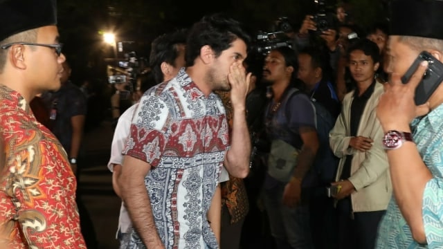 Pernah Perankan Sosok BJ Habibie, Reza Rahadian Menangis Saat Melayat ke Rumah Duka