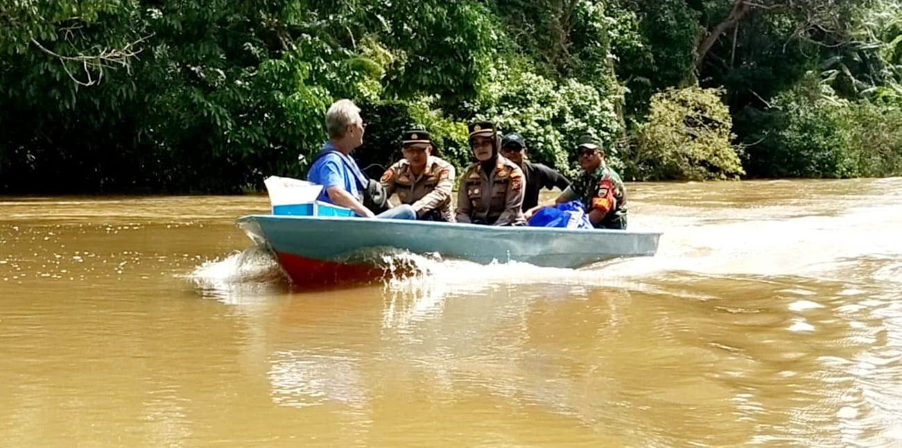 Pakai Perahu Klotok, Polsek Tapung Antar Sembako ke Warga Bantaran Sungai Tapung