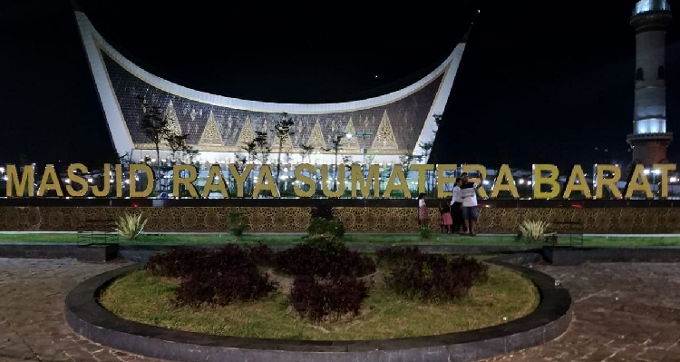 Masjid Raya Sumbar akan Sembelih Sapi Pemenang Kontes Seberat 1,77 Ton dari Jokowi