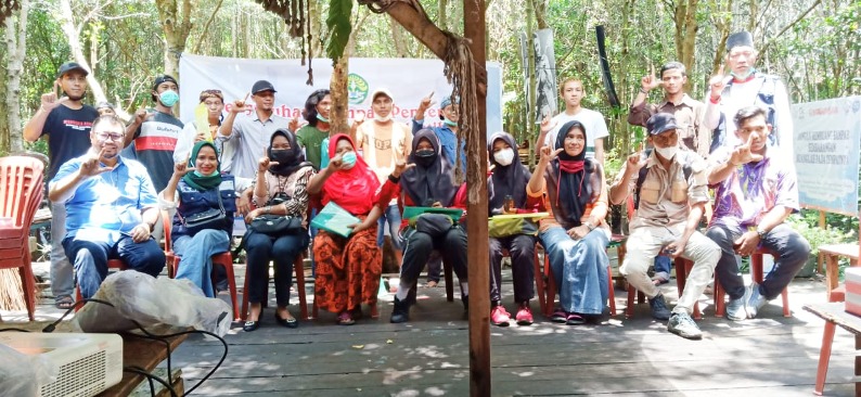 Dua Dosen Unri Beri Penyuluhan Dampak Limbah Plastik Terhadap Ekosistem Mangrove di Dumai